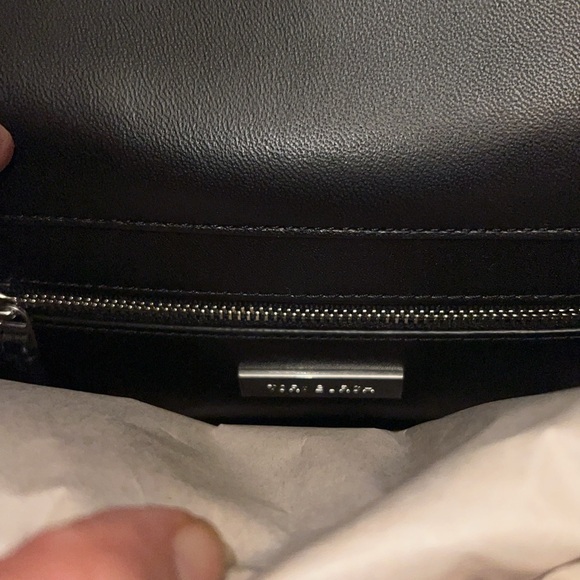 Brand new Tory Burch Fleming shoulder bag. - Picture 7 of 9